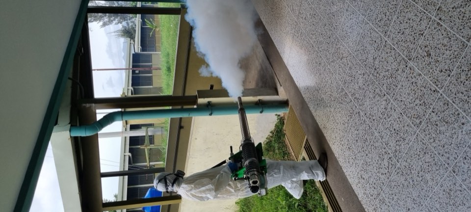 Técnico de EcoPlagas aplicando tratamiento con equipo de protección