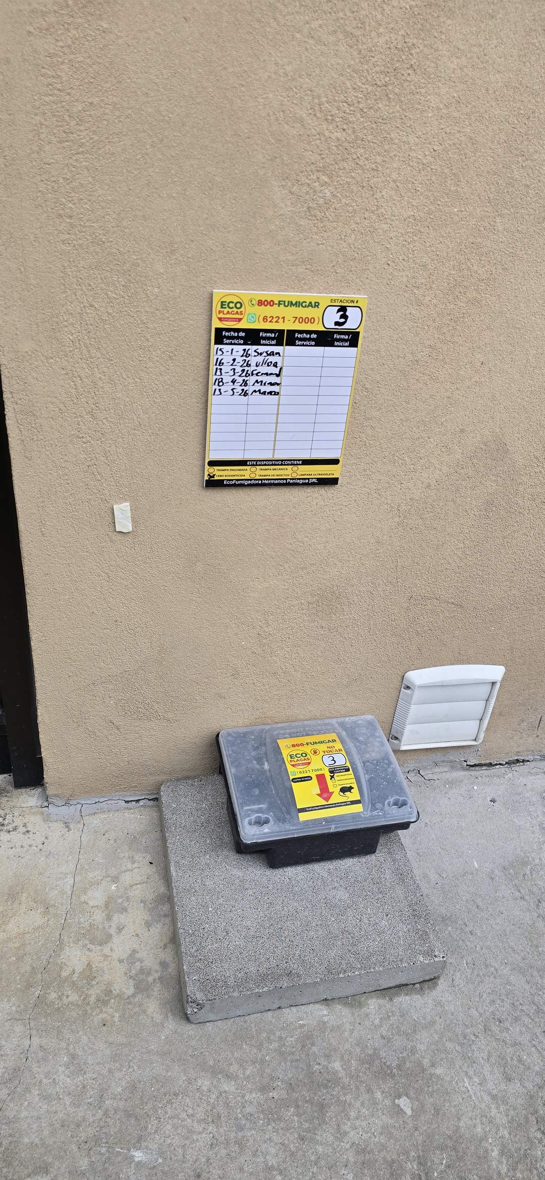 Estación de control de roedores instalada por EcoPlagas con hoja de monitoreo