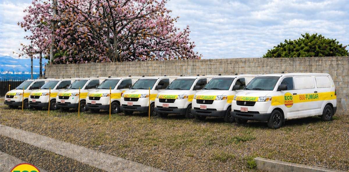Flota de vehículos rotulados de EcoPlagas