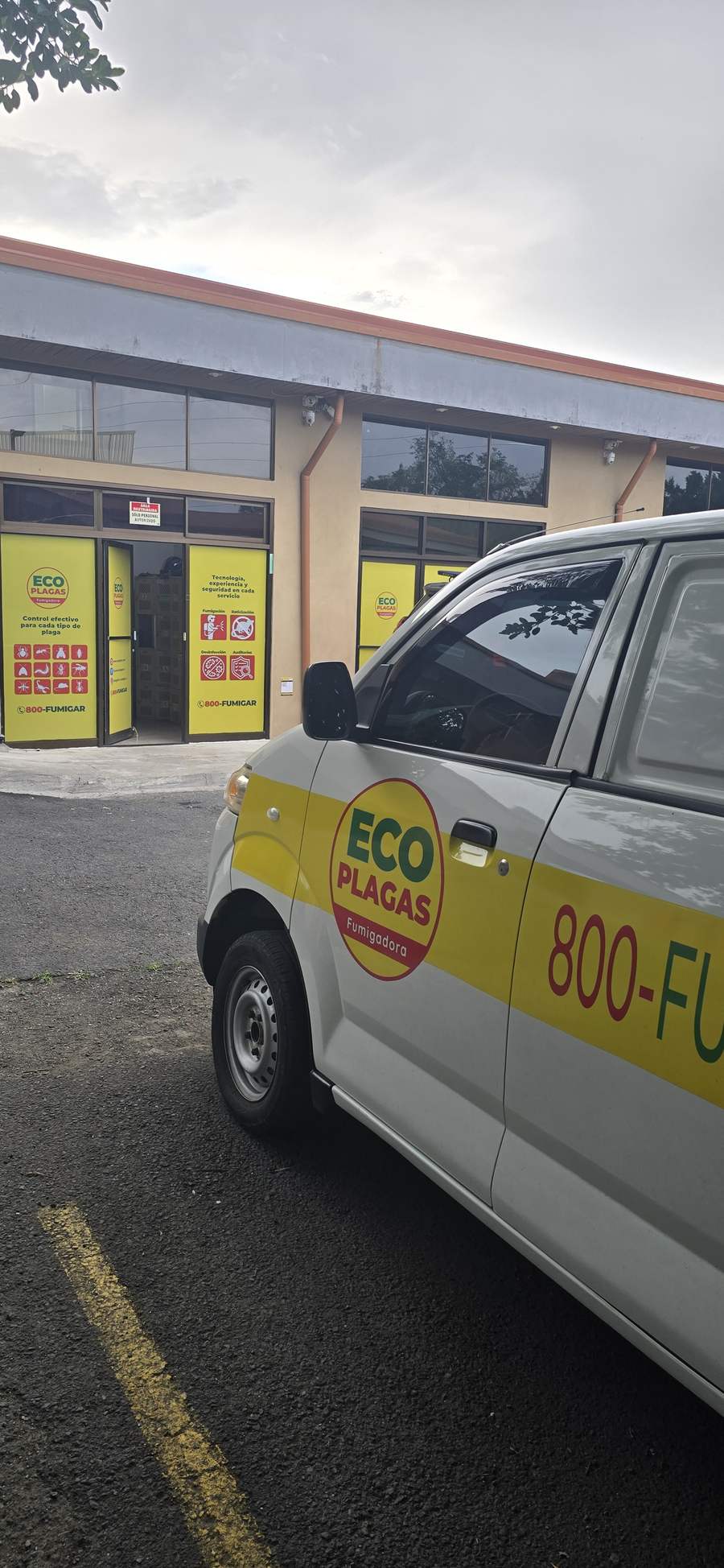 Furgón de EcoPlagas frente a una de las sedes