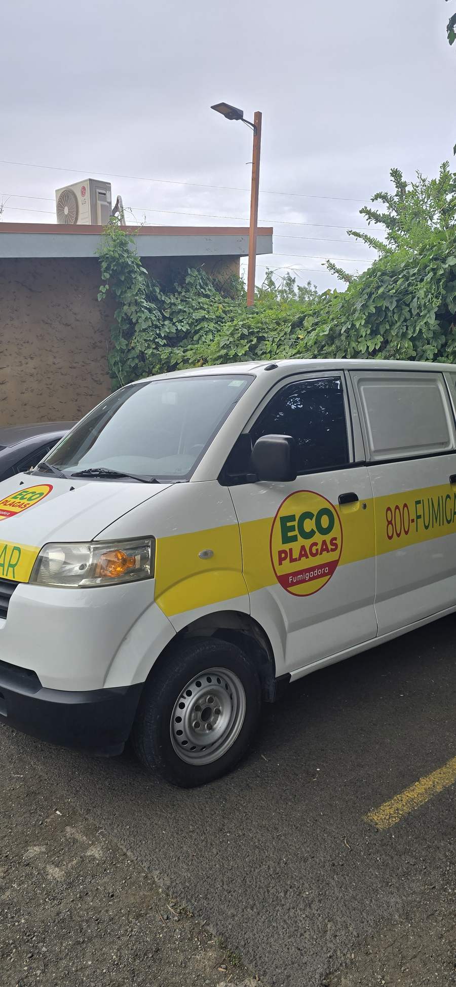 Furgón rotulado de EcoPlagas 800-FUMIGAR