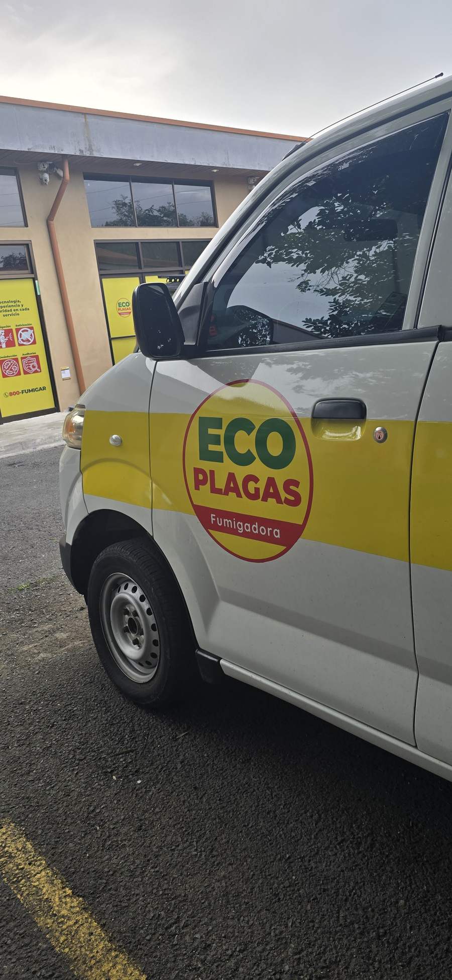 Detalle del logo de EcoPlagas en la puerta del furgón