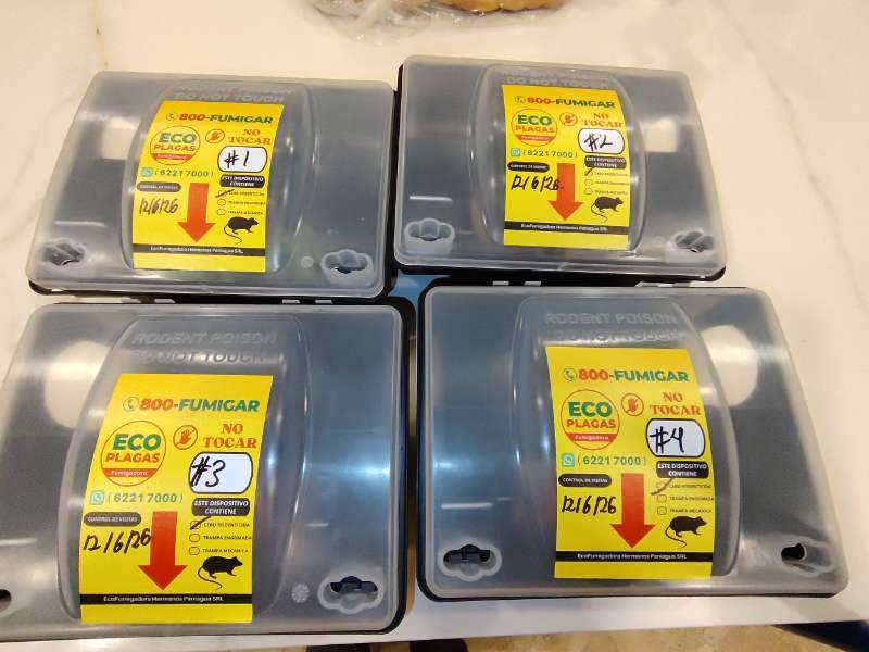 Cuatro estaciones de control de roedores de EcoPlagas rotuladas, numeradas y fechadas